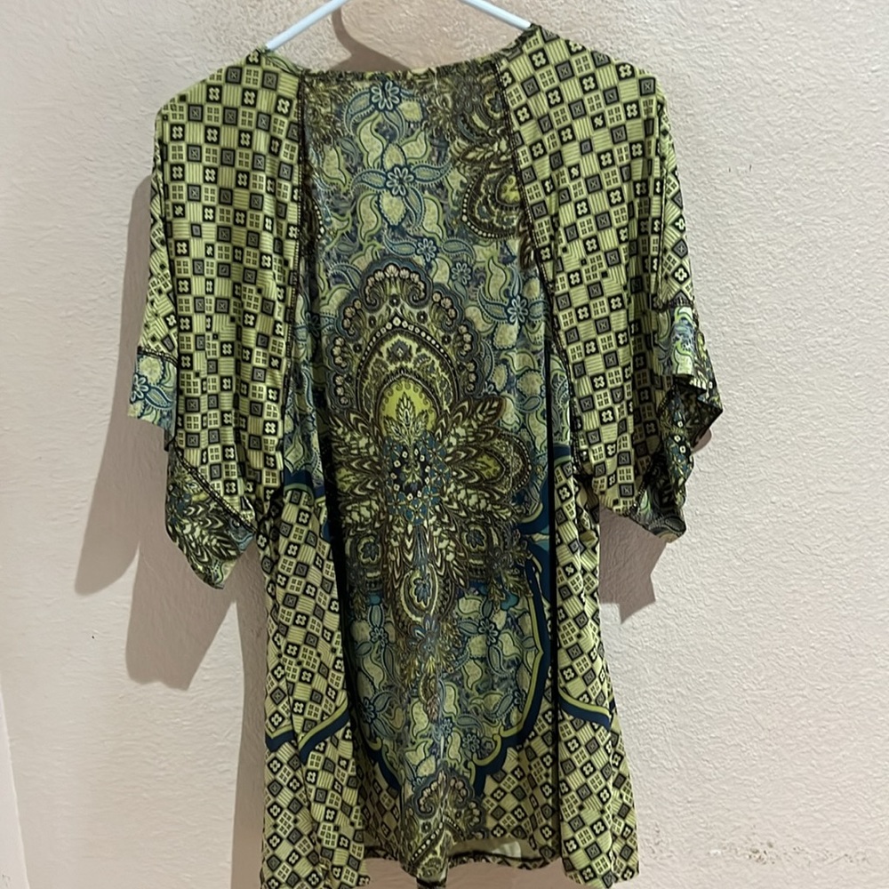 Beautiful multi patterned blouse. - Picture 2 of 3